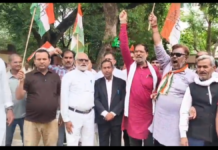 UP: खाद के लिए कतारें, बिजली बिल से हाहाकार; बांदा में कांग्रेस का सरकार पर बड़ा हमला, कलेक्ट्रेट पर जोरदार प्रदर्शन