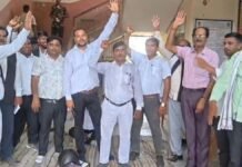 UP: खतौनी से लेकर मूलभूत सुविधाओं तक अव्यवस्था, अधिवक्ताओं ने खोला तहसील प्रशासन के खिलाफ मोर्चा