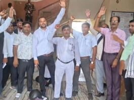 UP: खतौनी से लेकर मूलभूत सुविधाओं तक अव्यवस्था, अधिवक्ताओं ने खोला तहसील प्रशासन के खिलाफ मोर्चा