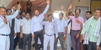 UP: खतौनी से लेकर मूलभूत सुविधाओं तक अव्यवस्था, अधिवक्ताओं ने खोला तहसील प्रशासन के खिलाफ मोर्चा