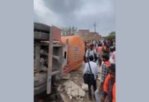 मिर्जापुर में भीषण सड़क हादसा: अनियंत्रित कंटेनर ने सो रहे पिता-पुत्र को रौंदा, दोनों की मौके पर मौत