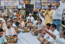 UP: रायबरेली में राहुल-प्रियंका के खिलाफ धरना, मंत्री दिनेश प्रताप सिंह ने उठाई इस्तीफे की मांग