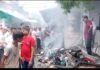 UP: चार्जिंग में लगी ई-स्कूटी बनी आग का गोला, धू-धूकर जली गारमेंट्स की दुकान, लाखों का सामान राख