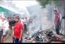 UP: चार्जिंग में लगी ई-स्कूटी बनी आग का गोला, धू-धूकर जली गारमेंट्स की दुकान, लाखों का सामान राख
