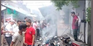 UP: चार्जिंग में लगी ई-स्कूटी बनी आग का गोला, धू-धूकर जली गारमेंट्स की दुकान, लाखों का सामान राख