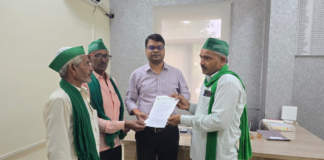 UP: दिल्ली में किसानों पर लाठीचार्ज के विरोध में अन्नदाता किसान यूनियन का प्रदर्शन, राष्ट्रपति के नाम एसडीएम को सौंपा ज्ञापन