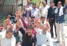 UP: मथुरा में विद्युत संविदा कर्मियों की हड़ताल, मांगों को लेकर सरकार के खिलाफ खोला मोर्चा