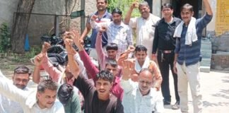 UP: मथुरा में विद्युत संविदा कर्मियों की हड़ताल, मांगों को लेकर सरकार के खिलाफ खोला मोर्चा