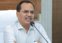 UP : तहसील न्यायालयों में बाहरी दखल पर अधिवक्ताओं का विरोध, डीएम को सौंपा ज्ञापन