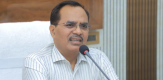 UP : तहसील न्यायालयों में बाहरी दखल पर अधिवक्ताओं का विरोध, डीएम को सौंपा ज्ञापन