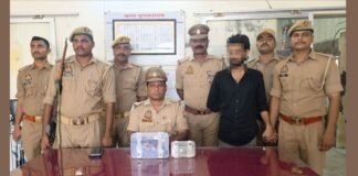 UP: इनामी लुटेरे को मुगलसराय पुलिस ने दबोचा, लूट की रकम, चोरी की बाइक और तमंचा बरामद