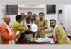 UP: मिर्ज़ापुर में सपा जिलाध्यक्ष के बिगड़े बोल ने बढ़ाई मुश्किलें, आक्रोश में उतरे व्यापार मंडल ने एसपी से की एफआईआर दर्ज करने की मांग