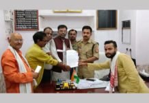 UP: मिर्ज़ापुर में सपा जिलाध्यक्ष के बिगड़े बोल ने बढ़ाई मुश्किलें, आक्रोश में उतरे व्यापार मंडल ने एसपी से की एफआईआर दर्ज करने की मांग