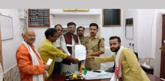 UP: मिर्ज़ापुर में सपा जिलाध्यक्ष के बिगड़े बोल ने बढ़ाई मुश्किलें, आक्रोश में उतरे व्यापार मंडल ने एसपी से की एफआईआर दर्ज करने की मांग