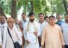 UP: बलिया में प्रशासन की दबंगई, ग्रामीणों के विरोध के बावजूद खेत और मंदिर में जबरन खुलवाया गंदा पानी, फूटा गुस्सा