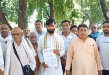 UP: बलिया में प्रशासन की दबंगई, ग्रामीणों के विरोध के बावजूद खेत और मंदिर में जबरन खुलवाया गंदा पानी, फूटा गुस्सा