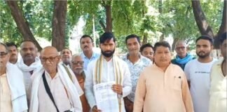UP: बलिया में प्रशासन की दबंगई, ग्रामीणों के विरोध के बावजूद खेत और मंदिर में जबरन खुलवाया गंदा पानी, फूटा गुस्सा