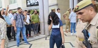 लखनऊ : समिट बिल्डिंग के 11वें तल्ले पर चल रहे अंतरराष्ट्रीय फर्जी कॉल सेंटर पर क्राइम ब्रांच की बड़ी कार्रवाई, 100 से ज्यादा गिरफ्तार