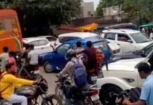 टीईटी परीक्षा की पहली पाली समाप्त होते ही फर्रुखाबाद की सड़कें हुईं जाम, घंटों थमी शहर की रफ्तार हजारों परीक्षार्थियों के एक साथ निकलने से फतेहगढ़-फर्रुखाबाद मार्ग बना सबसे बड़ा जाम पॉइंट, ट्रैफिक पुलिस ने संभाला मोर्चा