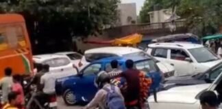 टीईटी परीक्षा की पहली पाली समाप्त होते ही फर्रुखाबाद की सड़कें हुईं जाम, घंटों थमी शहर की रफ्तार हजारों परीक्षार्थियों के एक साथ निकलने से फतेहगढ़-फर्रुखाबाद मार्ग बना सबसे बड़ा जाम पॉइंट, ट्रैफिक पुलिस ने संभाला मोर्चा
