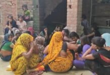 एटा में मौत बनकर दौड़ा कंटेनर: फर्रुखाबाद के तीन युवकों समेत पांच की दर्दनाक मौत, गांवों में पसरा मातम
