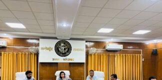 फर्रुखाबाद में सड़क सुरक्षा पर सख्ती : 7 दिन में स्कूलों से मांगा अनुपालन प्रमाणपत्र, नियम तोड़ने वाले वाहनों पर होगी कार्रवाई