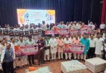 गोरखपुर: मुख्यमंत्री शिक्षक कैशलेस चिकित्सा योजना के तहत कार्ड वितरण, स्वतंत्र देव सिंह बोले- शिक्षकों का सम्मान और सुरक्षा सरकार की प्राथमिकता