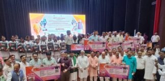 गोरखपुर: मुख्यमंत्री शिक्षक कैशलेस चिकित्सा योजना के तहत कार्ड वितरण, स्वतंत्र देव सिंह बोले- शिक्षकों का सम्मान और सुरक्षा सरकार की प्राथमिकता