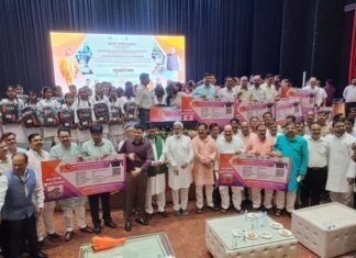 गोरखपुर: मुख्यमंत्री शिक्षक कैशलेस चिकित्सा योजना के तहत कार्ड वितरण, स्वतंत्र देव सिंह बोले- शिक्षकों का सम्मान और सुरक्षा सरकार की प्राथमिकता