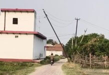 उत्तर प्रदेश : दिलदारनगर में झुके हाईटेंशन पोल से मंडरा रहा खतरा, ग्रामीणों ने की तत्काल कार्रवाई की मांग