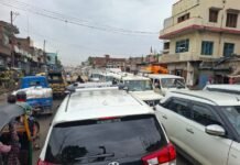 उत्तर प्रदेश : दुल्हीपुर में लगातार भीषण जाम से लोग परेशान, आज भी घंटों जाम में फंसे वाहन; यातायात पुलिस ने संभाला मोर्चा