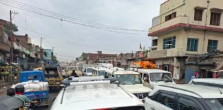 उत्तर प्रदेश : दुल्हीपुर में लगातार भीषण जाम से लोग परेशान, आज भी घंटों जाम में फंसे वाहन; यातायात पुलिस ने संभाला मोर्चा