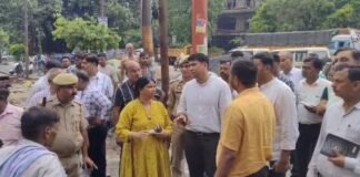 उत्तर प्रदेश : बारिश से पहले एक्शन मोड में डीएम, जलभराव वाले इलाकों का किया औचक निरीक्षण