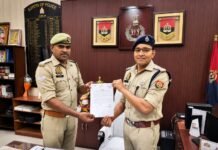 उत्तर प्रदेश : जब हर पल था कीमती; सरयू नहर में कूदकर हेड कांस्टेबल पवन यादव ने बचाई युवक की जान, एसपी ने किया सम्मानित
