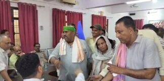 उत्तर प्रदेश : मथुरा में बीकेयू नेता और बीडीओ के बीच समाधान दिवस में तीखी नोकझोंक, ग्रामीण समस्याओं को लेकर गरमाया माहौल