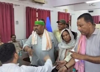 उत्तर प्रदेश : मथुरा में बीकेयू नेता और बीडीओ के बीच समाधान दिवस में तीखी नोकझोंक, ग्रामीण समस्याओं को लेकर गरमाया माहौल