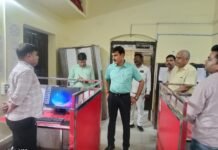 उत्तर प्रदेश : नगर पालिका कार्यालय में डीएम का औचक निरीक्षण; अव्यवस्था पर ताबड़तोड़ कार्रवाई, 14 अनुपस्थित कर्मचारियों का एक दिन का वेतन काटने के दिए आदेश