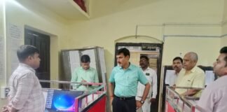 उत्तर प्रदेश : नगर पालिका कार्यालय में डीएम का औचक निरीक्षण; अव्यवस्था पर ताबड़तोड़ कार्रवाई, 14 अनुपस्थित कर्मचारियों का एक दिन का वेतन काटने के दिए आदेश