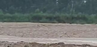 उत्तर प्रदेश : बारिश बनी आफत; उफनाई खुवासपुर नदी में बही बाइक, ग्रामीणों की सूझबूझ से टला बड़ा हादसा