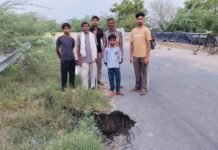 उत्तर प्रदेश : ईसन नदी पुल पर धंसी सड़क बनी खतरा, ग्रामीणों ने तत्काल मरम्मत की उठाई मांग
