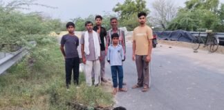 उत्तर प्रदेश : ईसन नदी पुल पर धंसी सड़क बनी खतरा, ग्रामीणों ने तत्काल मरम्मत की उठाई मांग