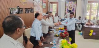 उत्तर प्रदेश : मिर्ज़ापुर में स्वास्थ्य सुरक्षा अब जेब पर नहीं पड़ेगी भारी, इलाज होगा कैशलेस ; शिक्षकों को मिली सरकार की बड़ी स्वास्थ्य सौगात