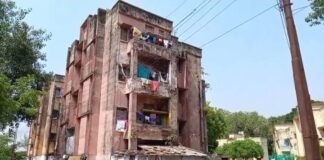 उत्तर प्रदेश: जर्जर टीबी अस्पताल कॉलोनी में जान जोखिम में डालकर रहने को मजबूर स्वास्थ्यकर्मी, दो दशक से नहीं हुई रंगाई-पुताई