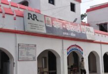 उत्तर प्रदेश : बलिया में कचहरी से लौट रही महिला पर पति-ससुर का हमला, सरेराह मारपीट कर मुकदमा वापस लेने का बनाया दबाव