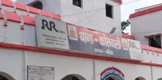 उत्तर प्रदेश : बलिया में कचहरी से लौट रही महिला पर पति-ससुर का हमला, सरेराह मारपीट कर मुकदमा वापस लेने का बनाया दबाव