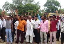 Uttar Pradesh : रूट परिवर्तन के विरोध में ई-रिक्शा चालकों का प्रदर्शन, निगम पर मनमानी के आरोप, चेतावनी- मांगें नहीं मानीं तो आंदोलन होगा तेज…