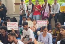 वाराणसी: BHU में BFA छात्रों का धरना, प्रैक्टिकल कॉपियों की दोबारा जांच की मांग