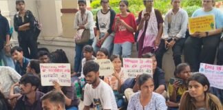 वाराणसी: BHU में BFA छात्रों का धरना, प्रैक्टिकल कॉपियों की दोबारा जांच की मांग