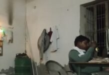 Hathras: सिकंदरा राऊ में विद्युत संविदाकर्मी का बीयर पीते वीडियो वायरल, बिजलीघर को बनाया बीयर बार