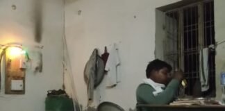 Hathras: सिकंदरा राऊ में विद्युत संविदाकर्मी का बीयर पीते वीडियो वायरल, बिजलीघर को बनाया बीयर बार
